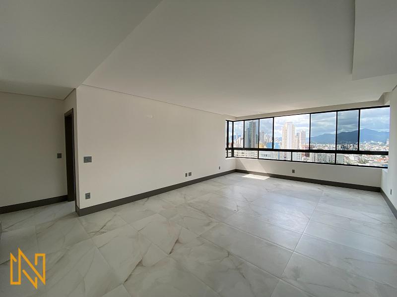 Apartamento com 3 Suítes no Centro em Balneário Camboriú