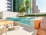 PISCINA COM PAREDE DE VIDRO